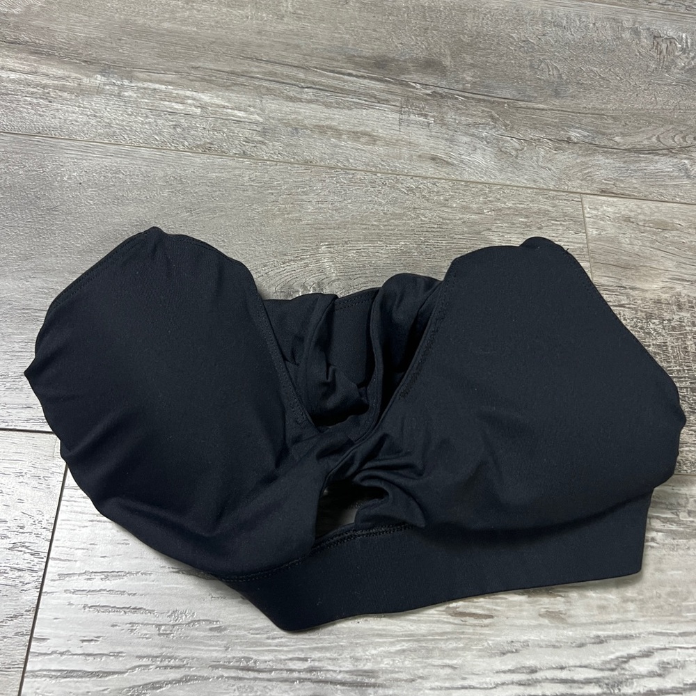 Fabletics Oasis Twist Medium Impact Sports Bra - Picture 7 of 9